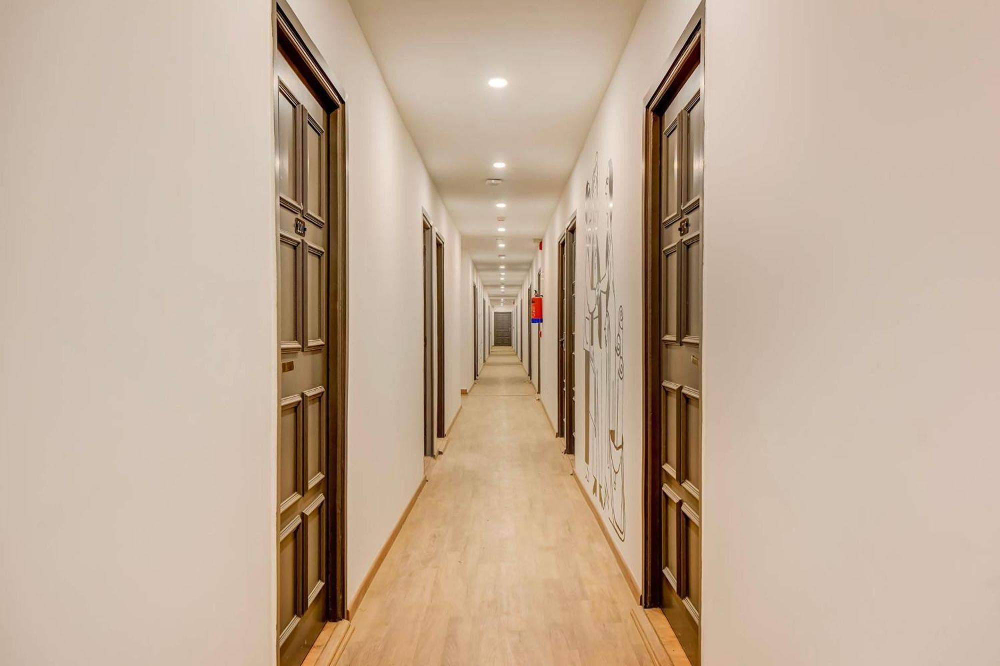 โอโย ทาวน์เฮาส์ 347 ใกล้ท่ารถ Hotel คูร์เคาน์ ภายนอก รูปภาพ